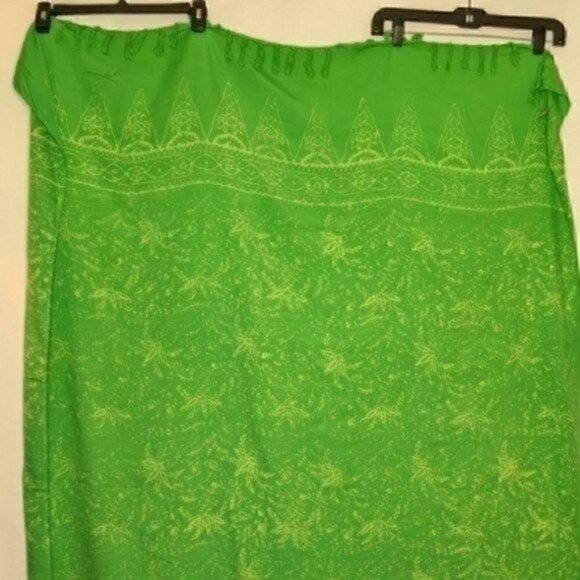 Green NWT Tropical Batik Beach Sarong Pareo Wrap Skirt Swimsuit Cover Up 45x65 - Picture 1 of 6